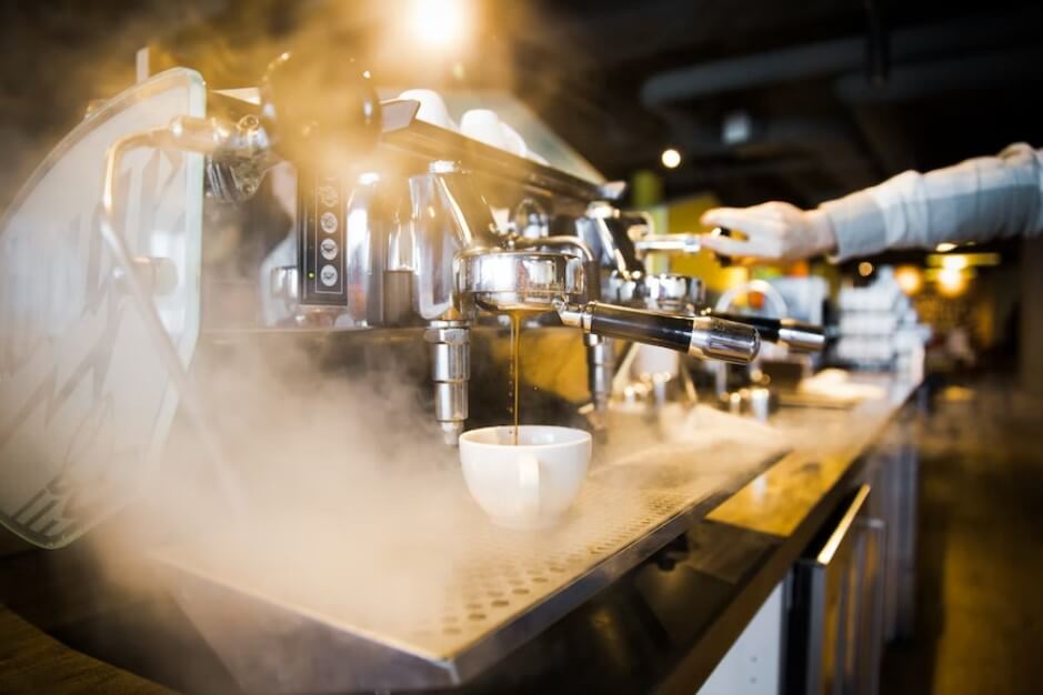 咖啡師課程並不僅涉及咖啡機的使用，還有關咖啡沖調、品鑒、拉花等技巧。