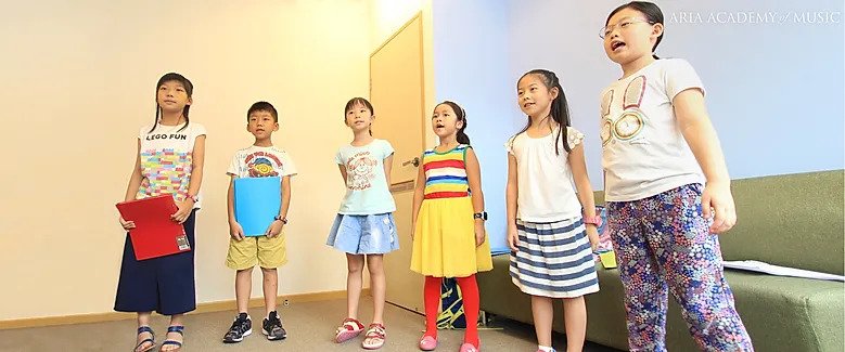 兒童參加聲樂課程