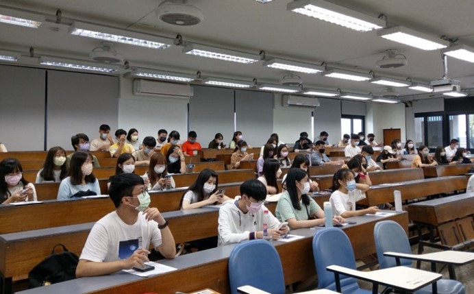 輔仁大學會計系學生正在上課